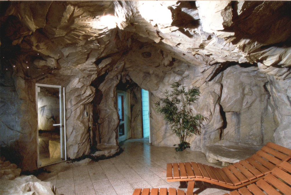 Creazione di una grotta per la sauna della palestra "Versilia Squash" località Le Bocchette LU.